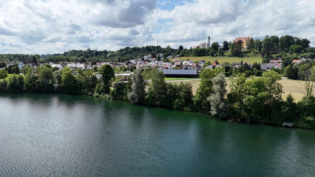 Panoramaansicht Schlossberg, See im Vordergrund