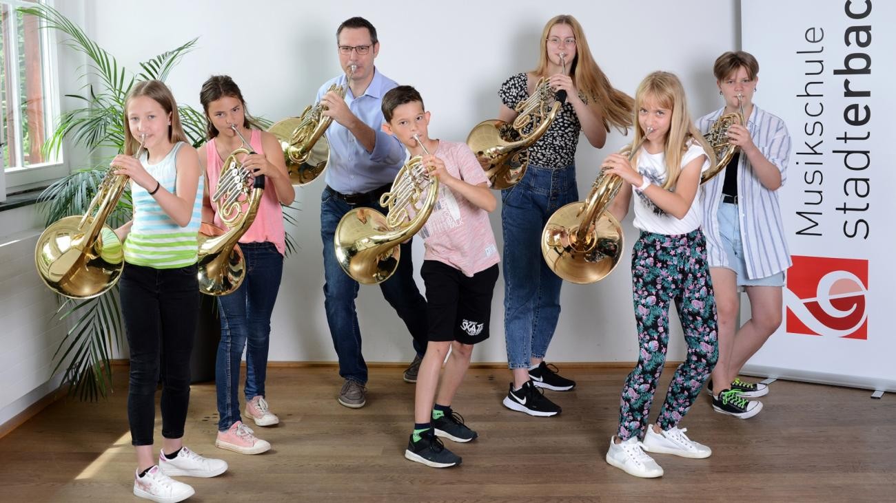 Lehrer und Schüler mit Blechblasinstrumenten