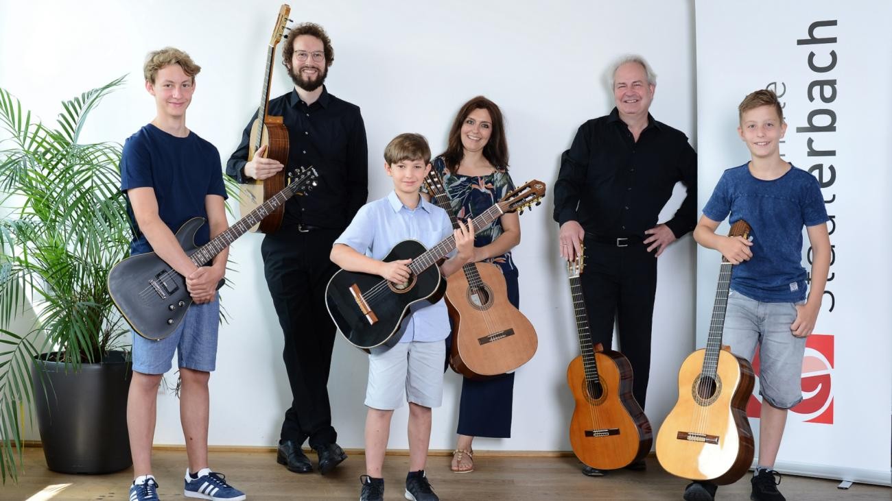 Gitarre Lehrer und Schüler mit Gitarren