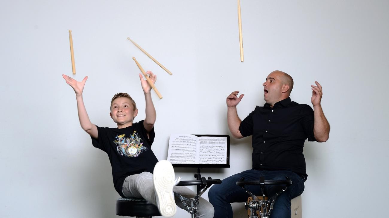 Lehrer und Schüler mit Schlagzeug