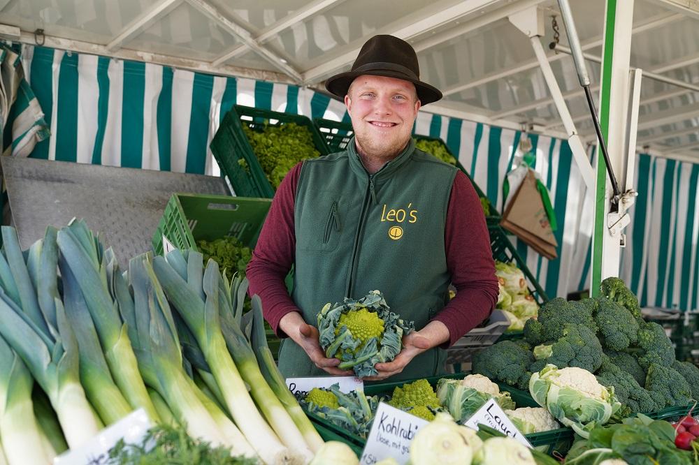 Verkäufer mit Grünkohl