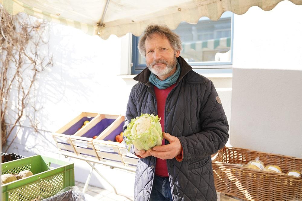 Verkäufer mit Blumenkohl