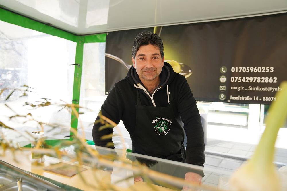 Verkäufer hinter der Verkaufstheke