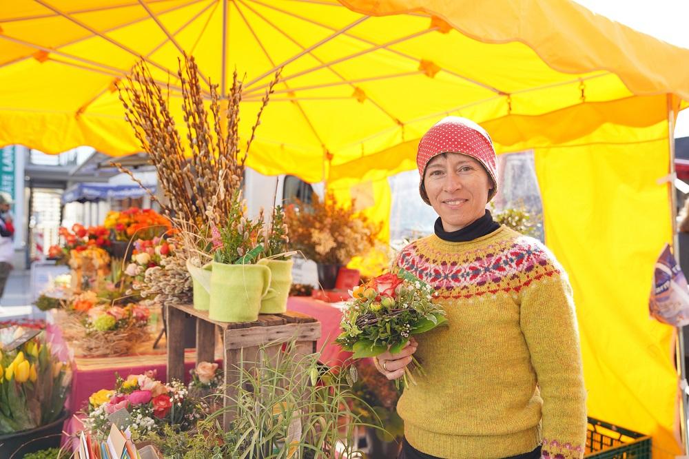 Verkäuferin mit Blumen