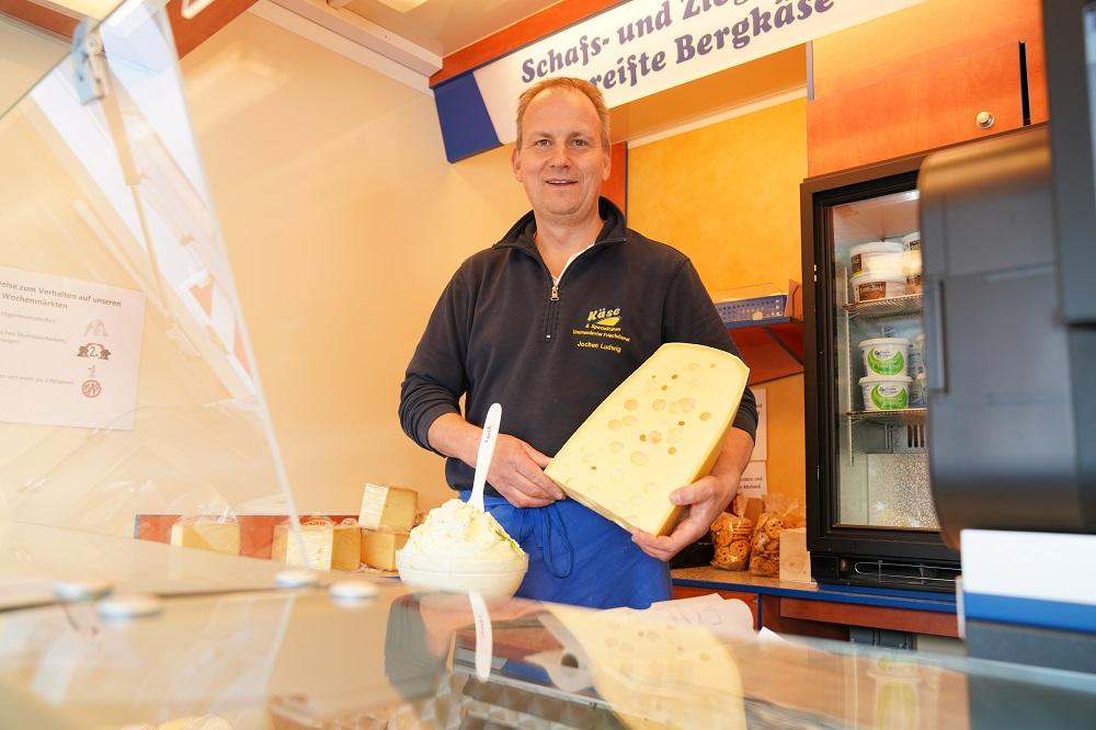 Verkäufer mit Käse