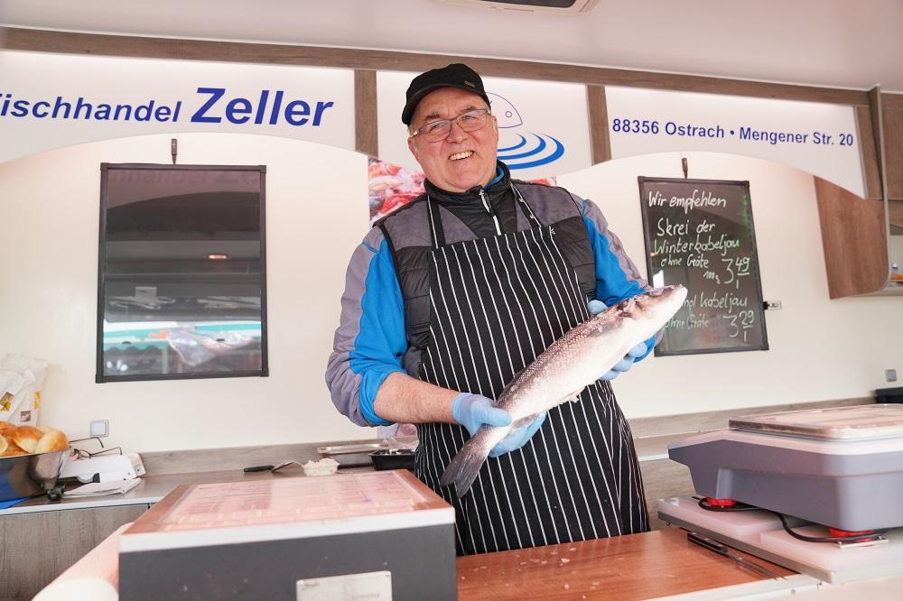 Verkäufer mit Fisch
