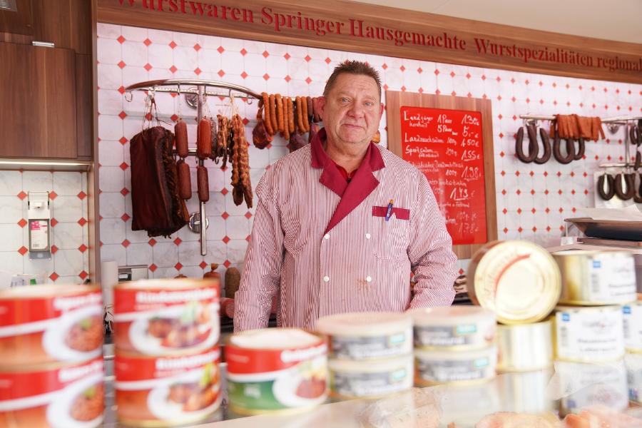 Verkäufer mit Wurstwaren