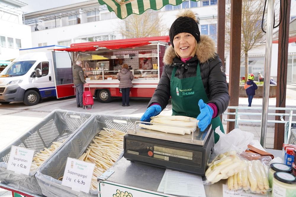 Verkäuferin mit Spargel