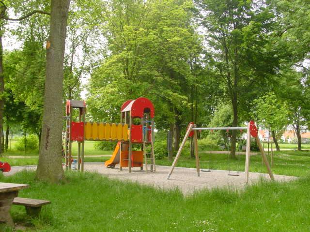 Spielplatz mit Spielgeräten