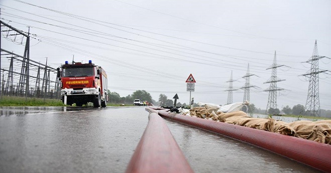 Hochwasser und Feuerwehrauto 