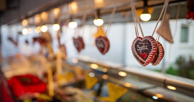 freundlich lächelnde Mitarbeiterin