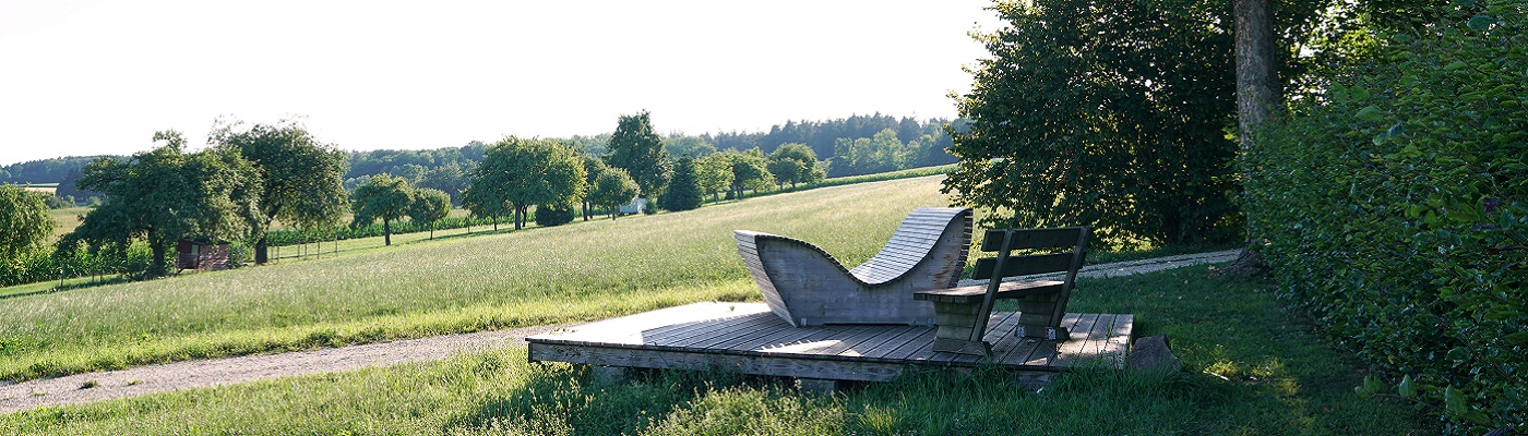 freundlich lächelnde Mitarbeiterin