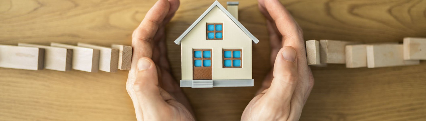 Hände schützen Haus