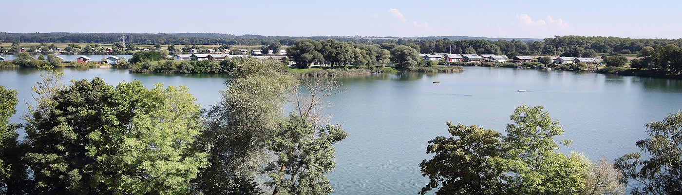 freundlich lächelnde Mitarbeiterin