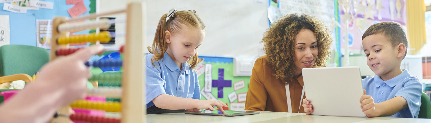 Erzieherin mit Kindern